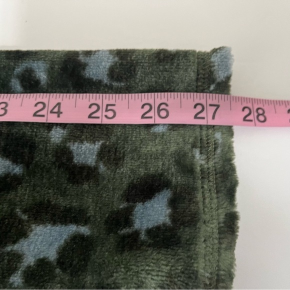 Aerie Green Cheetah Print Fleece Long Sleeve Loungewear Top - Picture 12 of 12